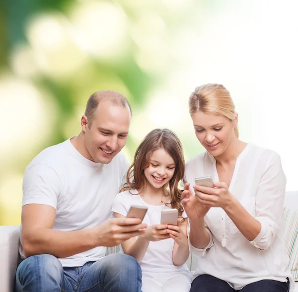 Família feliz com smartphones — Fotografia de Stock