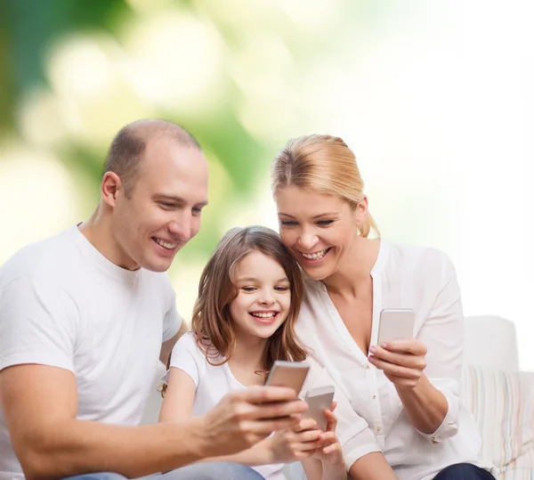 Lycklig familj med smartphones — Stockfoto