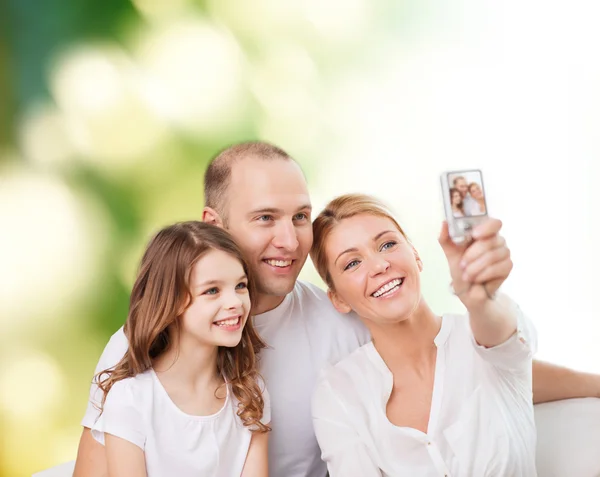 Família feliz com câmera em casa — Fotografia de Stock