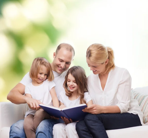 Ευτυχισμένη οικογένεια με το βιβλίο στο σπίτι — Φωτογραφία Αρχείου