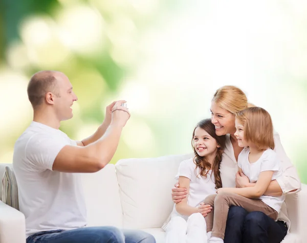 Famiglia felice con macchina fotografica a casa — Foto Stock