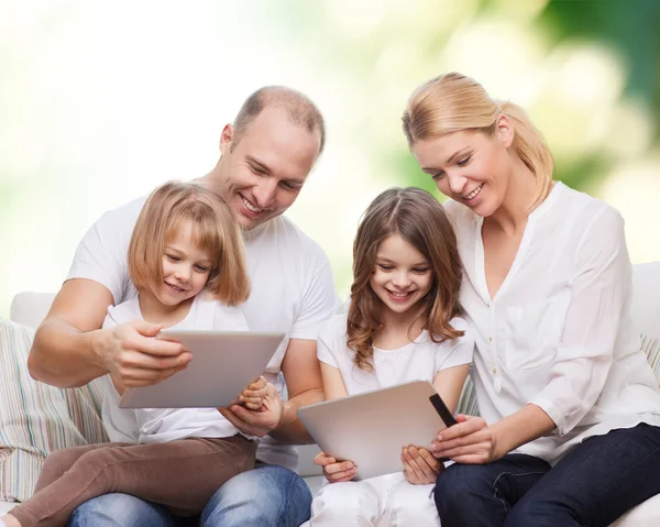 Família feliz com computadores tablet pc — Fotografia de Stock