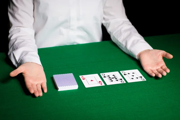 Holdem Dealer mit Spielkarten — Stockfoto