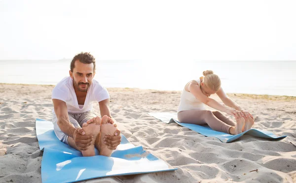 Par gör yogaövningar utomhus — Stockfoto