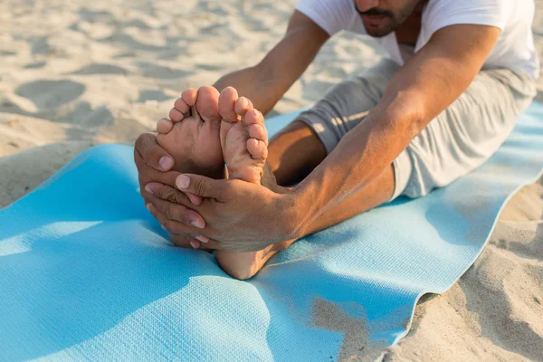 Close up van man die yoga oefeningen buiten — Stockfoto