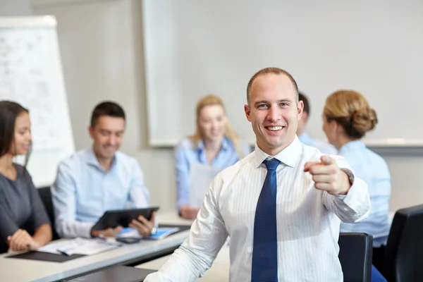 Gruppo di imprenditori sorridenti che si incontrano in ufficio — Foto Stock