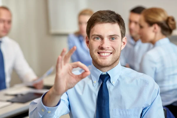 Gruppo di imprenditori sorridenti che si incontrano in ufficio — Foto Stock