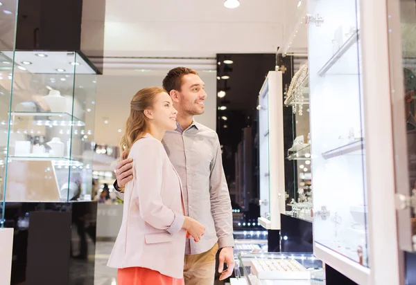 Pareja mirando a la ventana de compras en la joyería —  Fotos de Stock