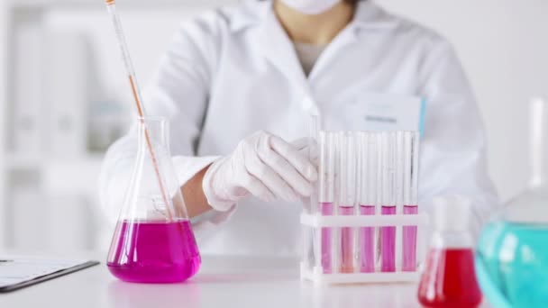 Primer plano del científico que investiga en el laboratorio — Vídeos de Stock