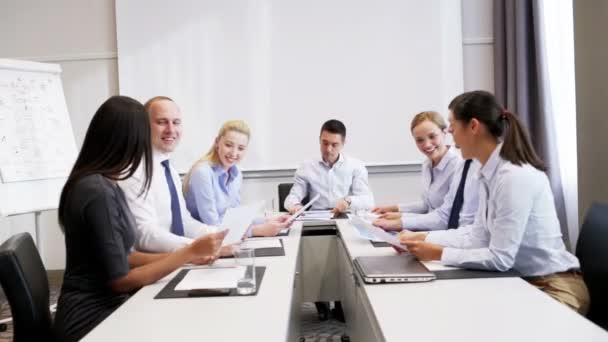 Des hommes d'affaires souriants se réunissant au bureau — Video