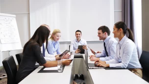 Sonrientes personas de negocios reunidas en la oficina — Vídeos de Stock