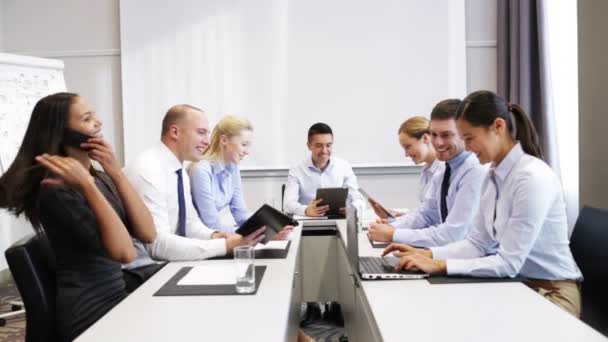 Lächelnde Geschäftsleute treffen sich im Büro — Stockvideo