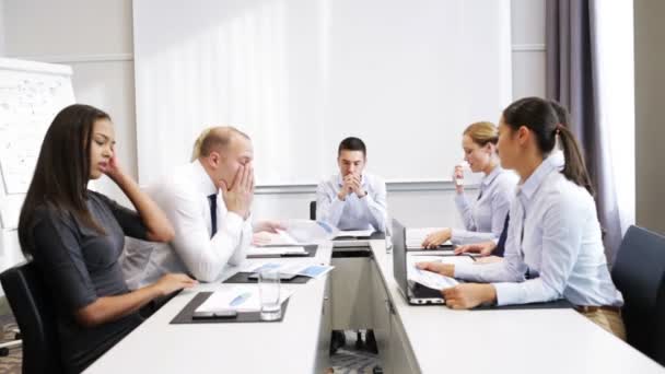 Geschäftsleute treffen sich im Büro — Stockvideo