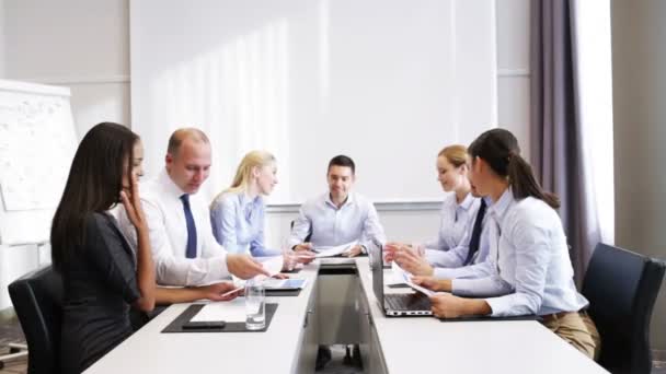 Sonrientes personas de negocios reunidas en la oficina — Vídeos de Stock