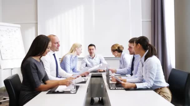 Sonrientes personas de negocios reunidas en la oficina — Vídeos de Stock