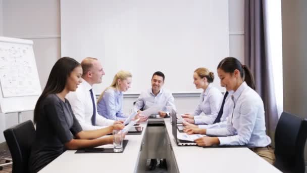 Uśmiechnięci biznesmeni spotykający się w biurze — Wideo stockowe