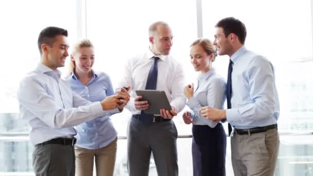 Gente de negocios con tableta PC y teléfonos inteligentes — Vídeos de Stock