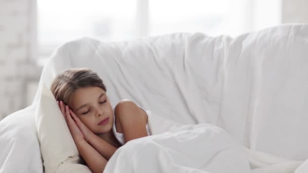 Pré-adolescent fille dormir à la maison — Video