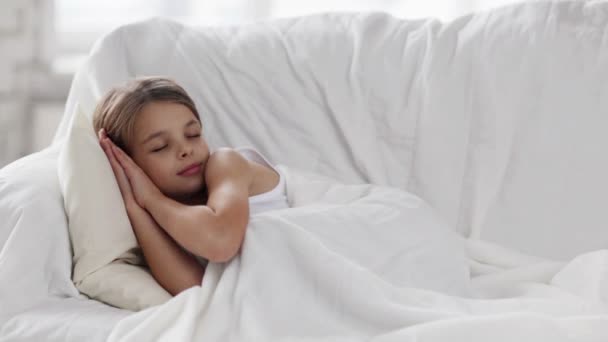 Pre-teen girl sleeping at home — Stock Video