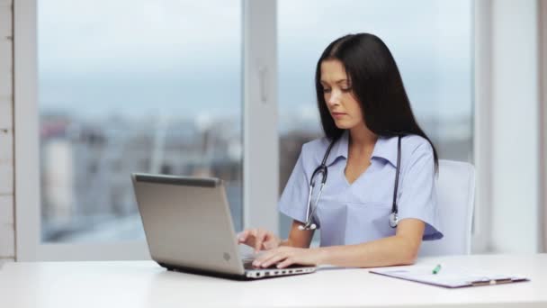Врач или медсестра с ноутбуком выписывает рецепт — стоковое видео