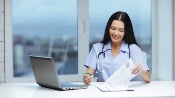 Médico o enfermera con receta de escritura de PC portátil — Vídeo de stock