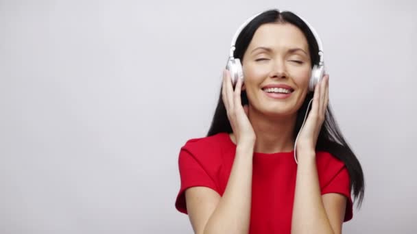 Happy sjungande flicka med hörlurar — Stockvideo