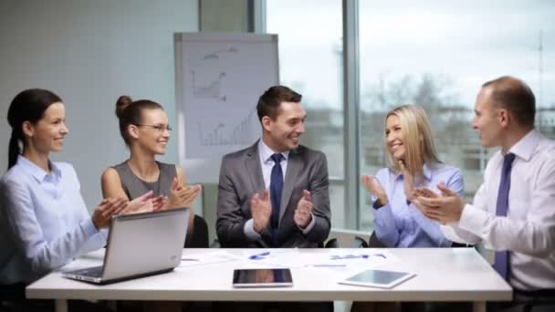 Affärsmän applåderar på mötet — Stockvideo