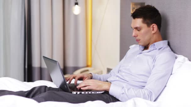 Homem de negócios que trabalha com computador portátil no hotel — Vídeo de Stock