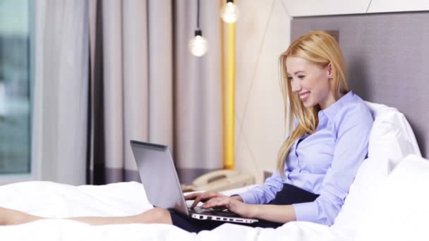 Businesswoman working with laptop computer in hotel — Stock Video