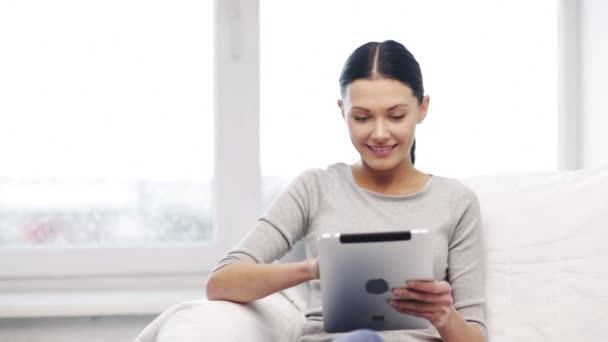 Estudiante o mujer sonriente con tablet pc — Vídeos de Stock