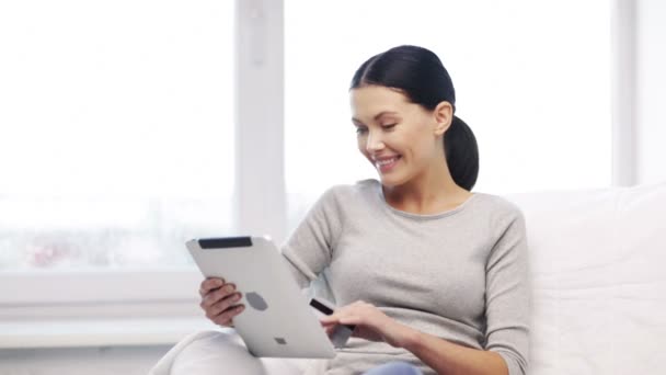 Mulher sorridente com tablet pc e cartão de crédito — Vídeo de Stock