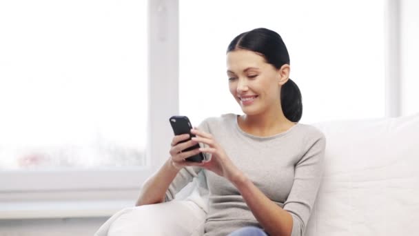 Woman with cell phone sending text message — Stock Video