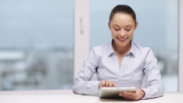 Ernstige zakenvrouw met tablet pc — Stockvideo