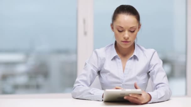 Serious businesswoman with tablet pc — Stock Video