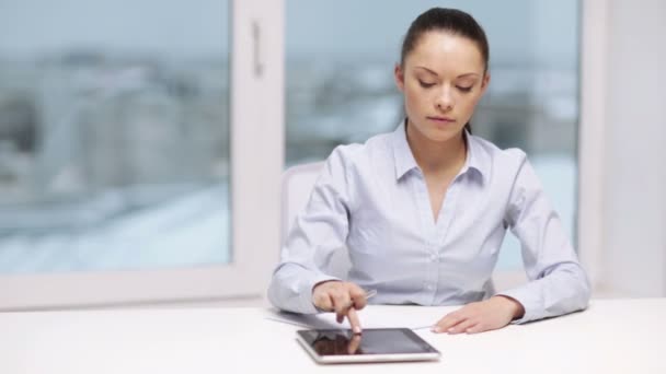 Mujer de negocios seria con tableta pc en la oficina — Vídeo de stock