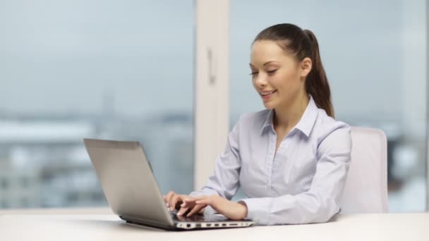 Femme d'affaires souriante ou étudiante avec ordinateur portable — Video