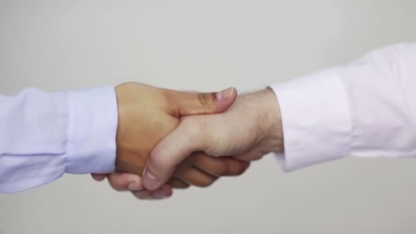Бизнесмен и деловая женщина пожимают друг другу руки — стоковое видео