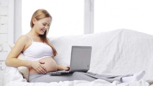 Беременная женщина с ноутбуком — стоковое видео