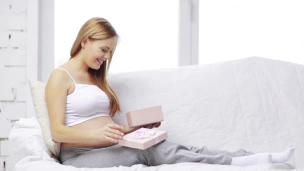 Pregnant woman with gift box — Stock Video