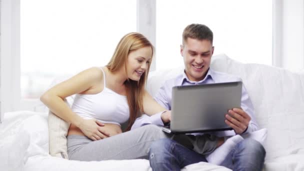 Happy family looking with laptop computer — Stock Video