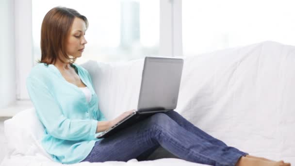 Mulher calma com computador portátil em casa — Vídeo de Stock