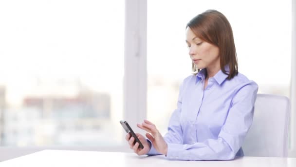 Занятая деловая женщина со смартфоном в офисе — стоковое видео