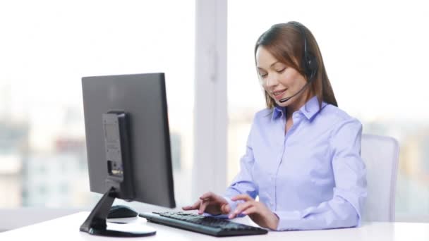 Operador de línea de ayuda femenina con ordenador en la oficina — Vídeos de Stock