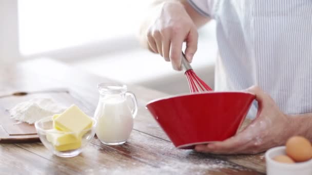 Primer plano de mano masculina batiendo algo en un tazón — Vídeos de Stock