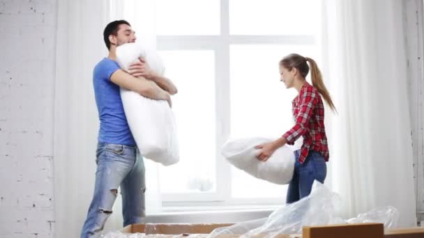 Smiling couple opening big cardboard box with sofa — Stock Video