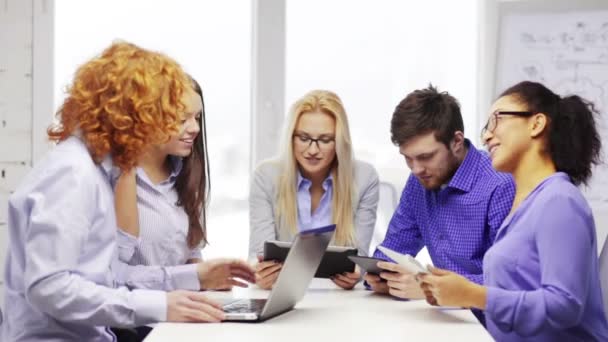 Squadra sorridente con computer portatili e da tavolo — Video Stock