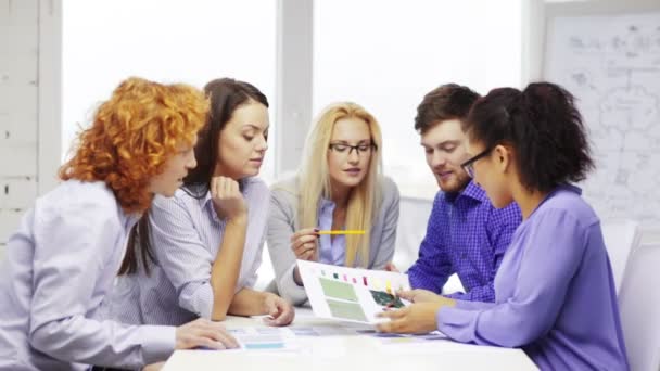 Sonriente equipo creativo mirando bosquejo — Vídeo de stock