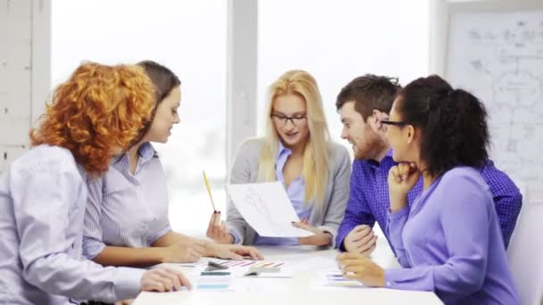 Sonriente equipo creativo mirando bosquejo — Vídeo de stock