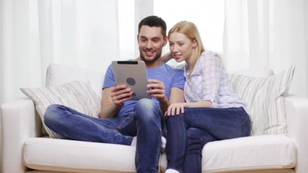 Sorrindo casal feliz com tablet pc em casa — Vídeo de Stock