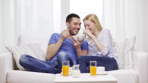 Smiling couple having breakfast at home — Stock Video